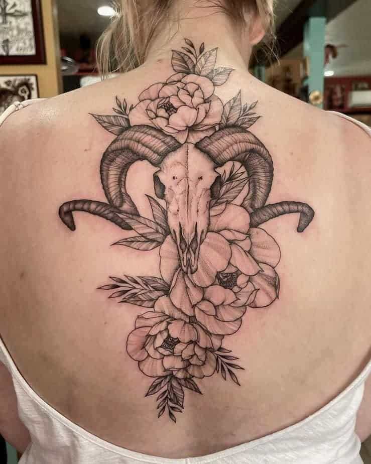 4. Florales Widder-Totenkopf-Tattoo auf dem Rücken