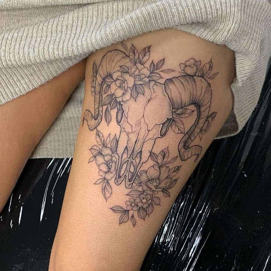 5. Oberschenkel-Blumen-Widder-Totenkopf-Tattoo