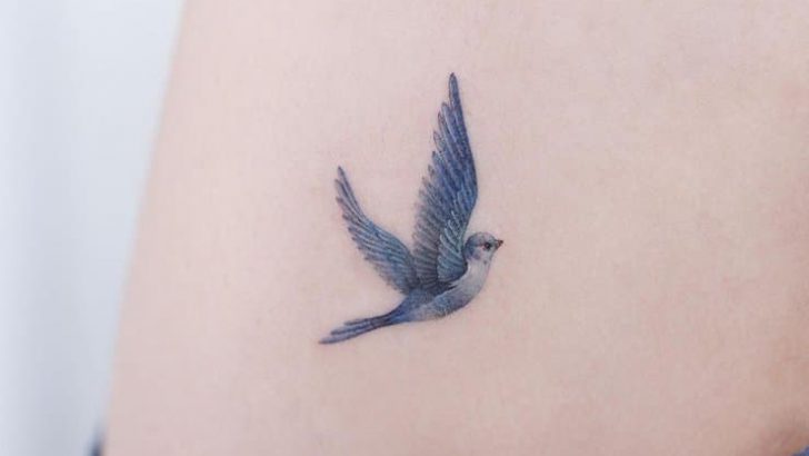 20 Bluebird Tattoo Designs, die die Schönheit des Fluges einfangen