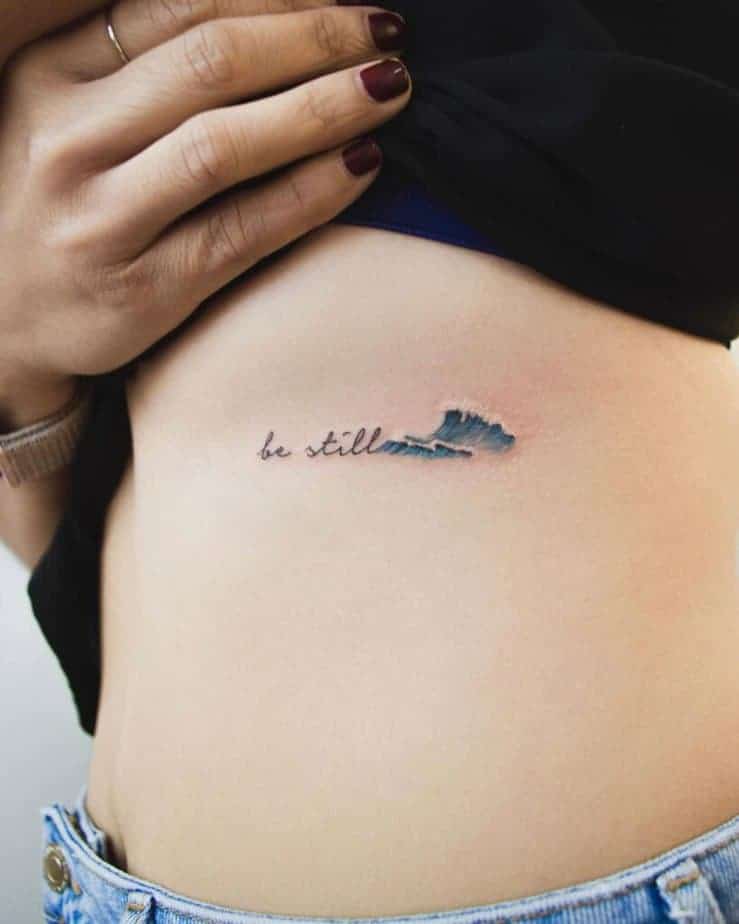 18. Wellen-Tattoo mit Schriftzug