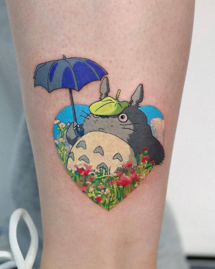 7. Totoro in einem Herz aus Blumen