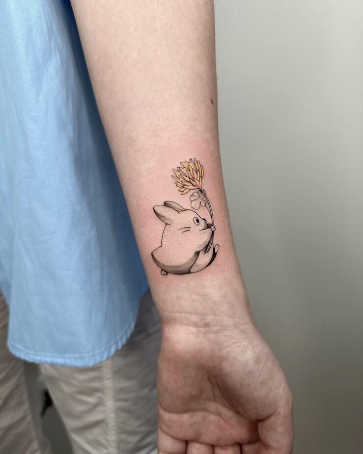 19. Winziger Totoro mit einer Blume