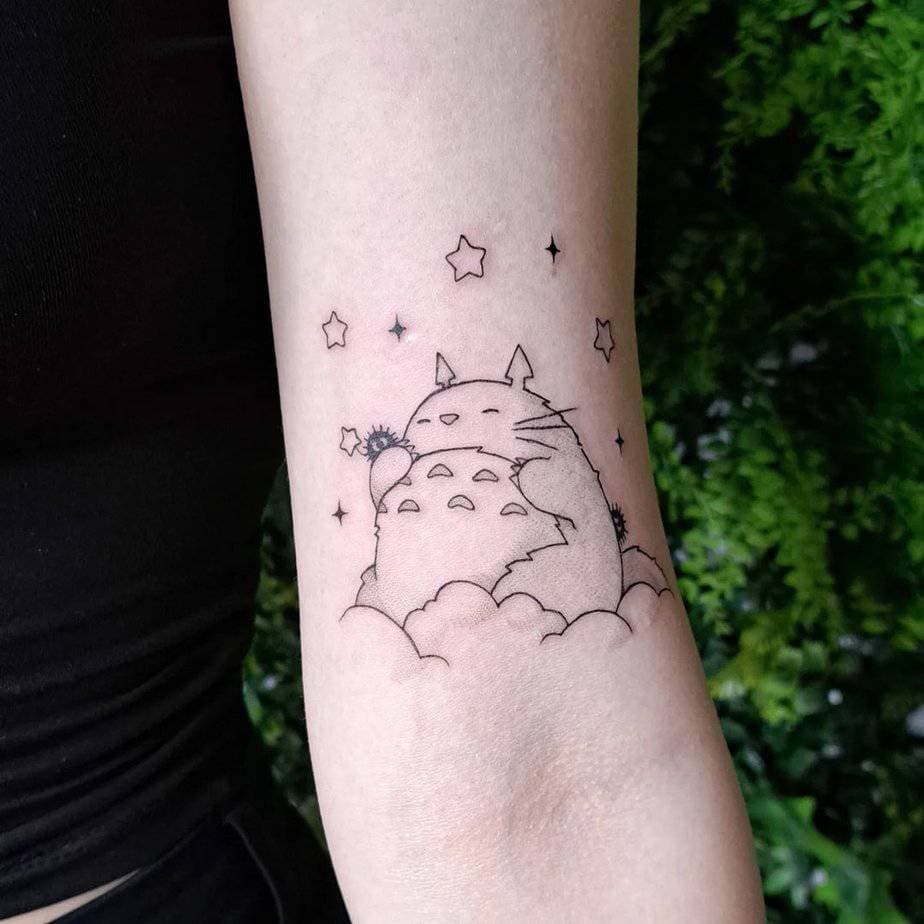 5. Totoro, der in den Wolken träumt