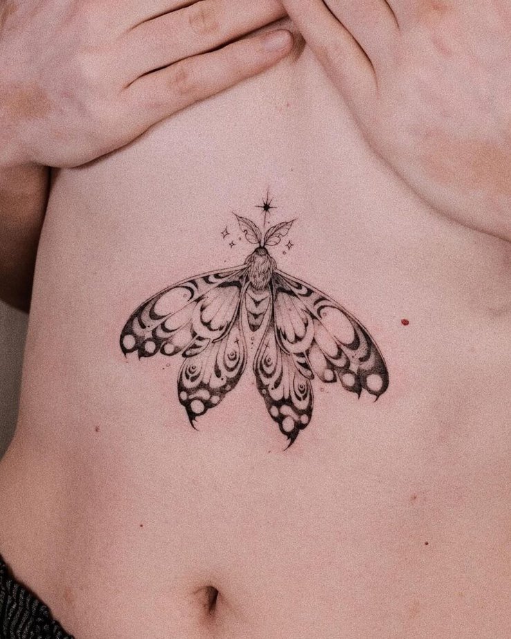 10. Ein Motten-Sternum-Tattoo mit Mond und Sternen