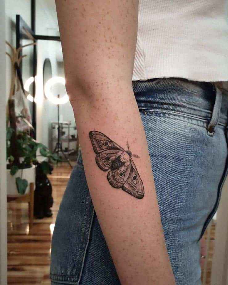 1. Ein einfaches Motten-Tattoo auf dem Unterarm