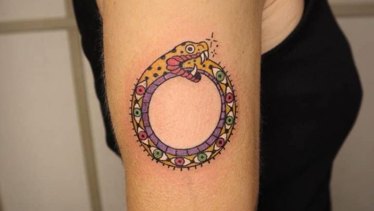 20 starke Ouroboros-Tattoos zu Ehren des Kreislaufs des Lebens