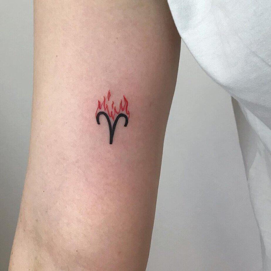 2. Ein Widder-Symbol-Tattoo mit Flammen