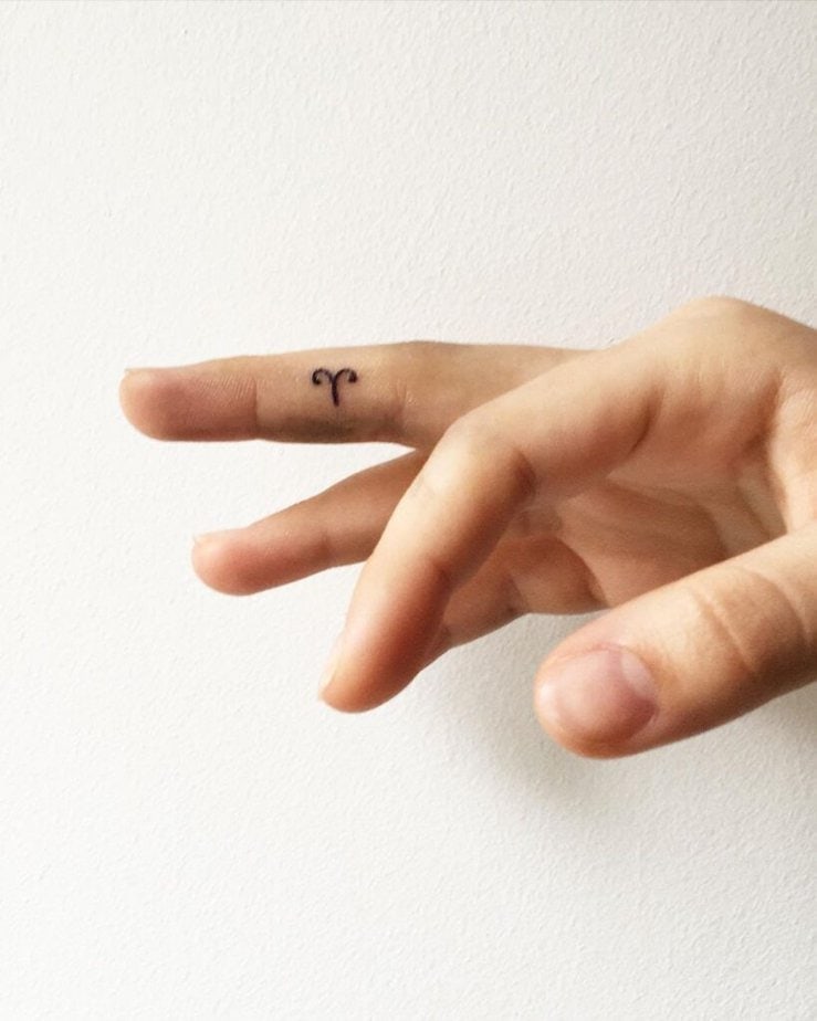 14. Ein winziges Widder-Symbol-Tattoo auf dem Finger