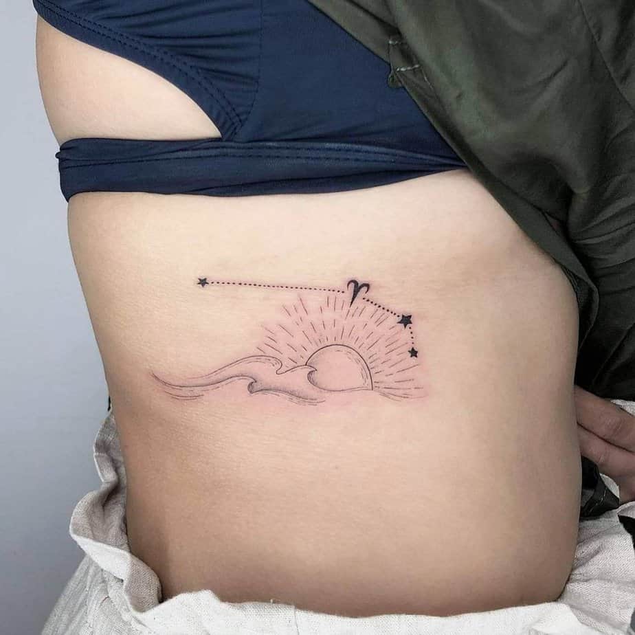 4. Ein Tattoo des Sternzeichens Sonne und Welle Widder auf dem Brustkorb