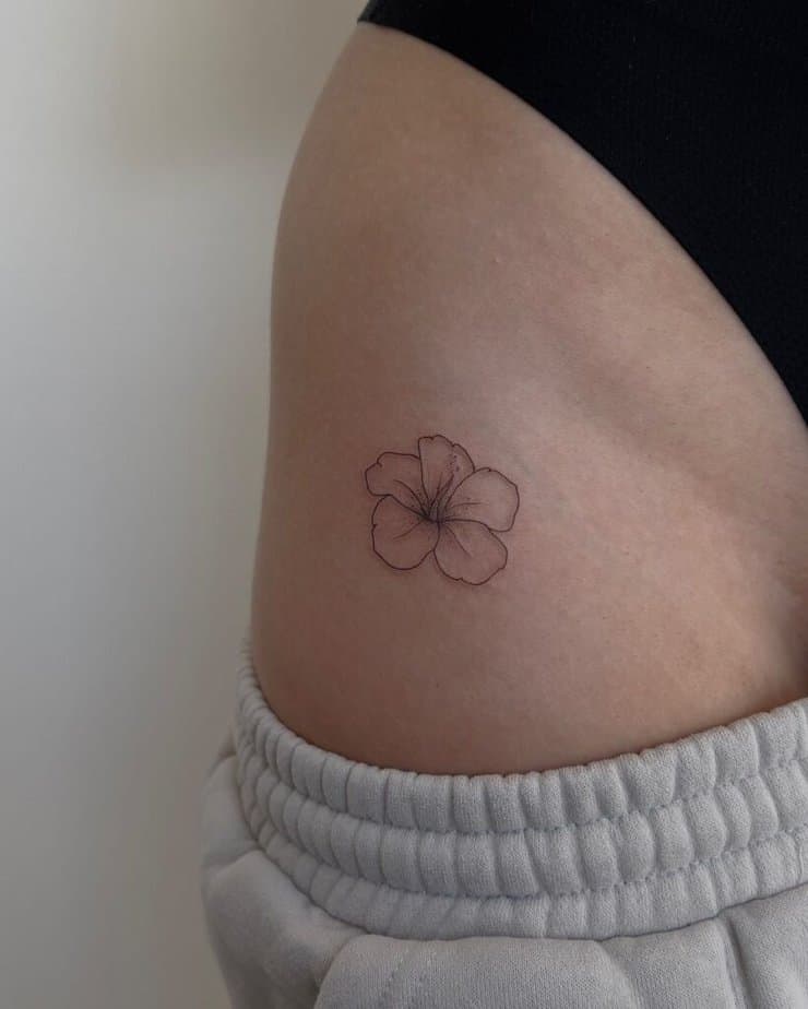 2. Ein einfaches und subtiles Hibiskus-Tattoo auf der Hüfte