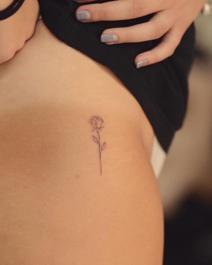 12. Ein Rosen-Tattoo auf der Hüfte