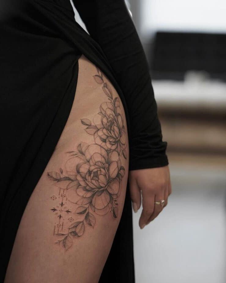 1. Ein florales Hüfttattoo mit feinen Linien