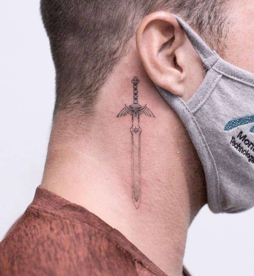 9. Ein Tattoo mit einem Schwert hinter dem Ohr