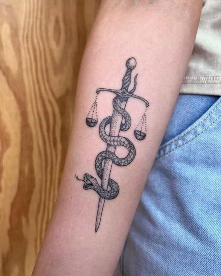 15. Ein Tattoo mit einem Schwert und einer Schlange