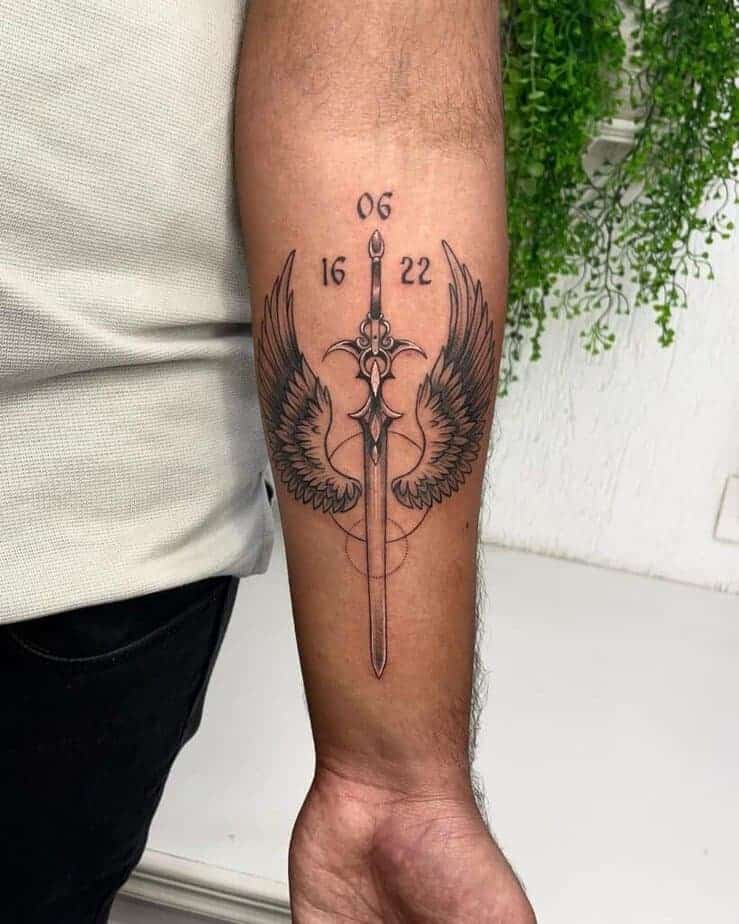 17. Ein Tattoo mit einem Schwert und Flügeln