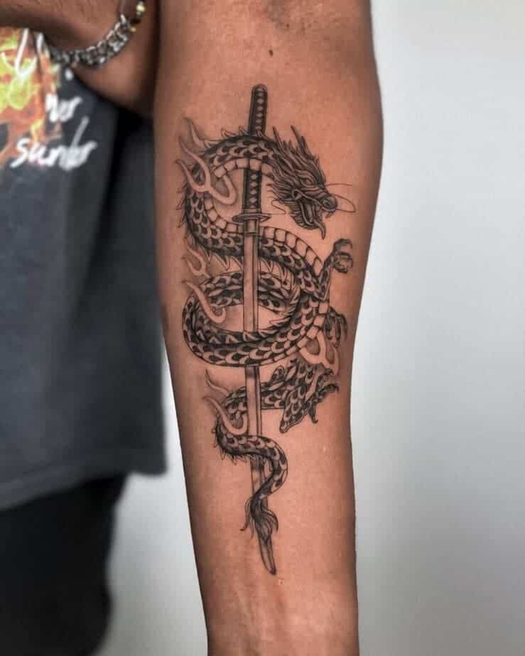 18. Ein Tattoo mit einem Schwert und einem Drachen