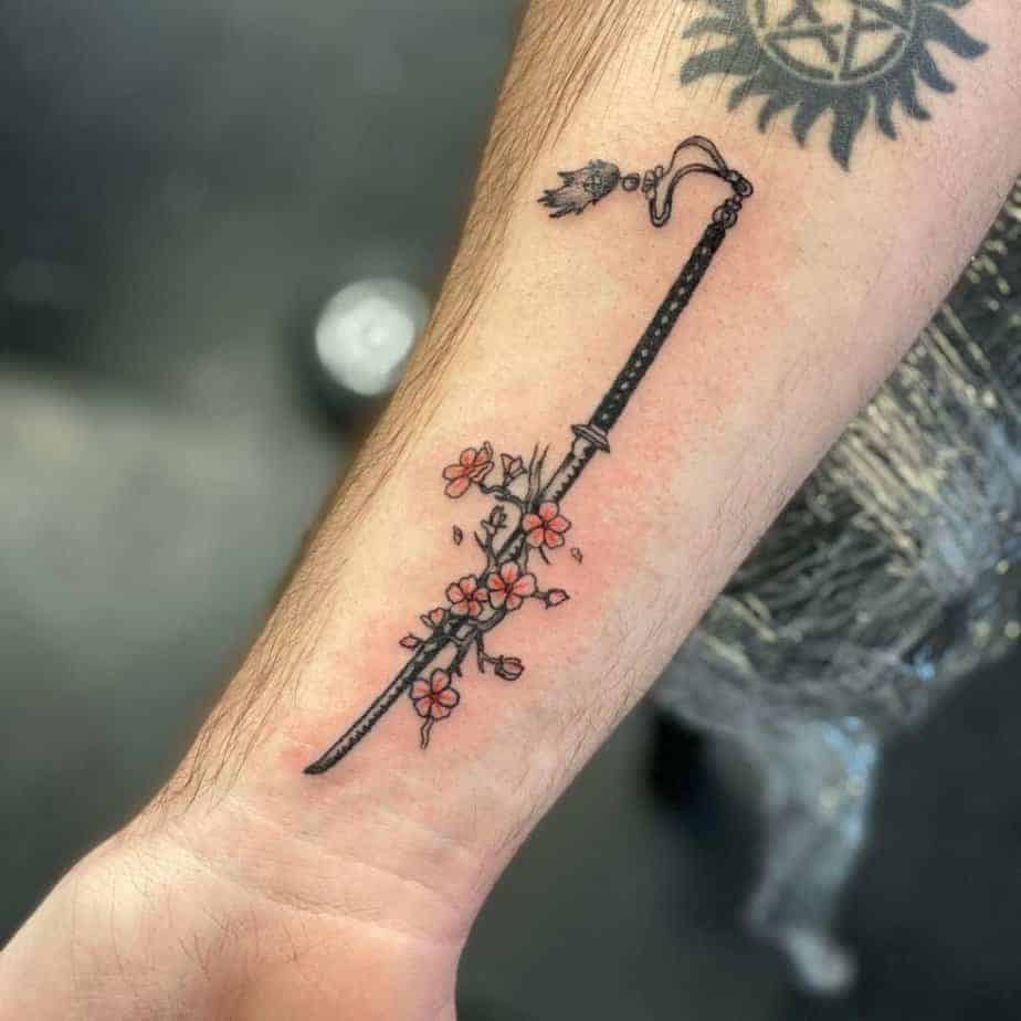 21. Ein Samurai-Schwert-Tattoo auf dem Handgelenk