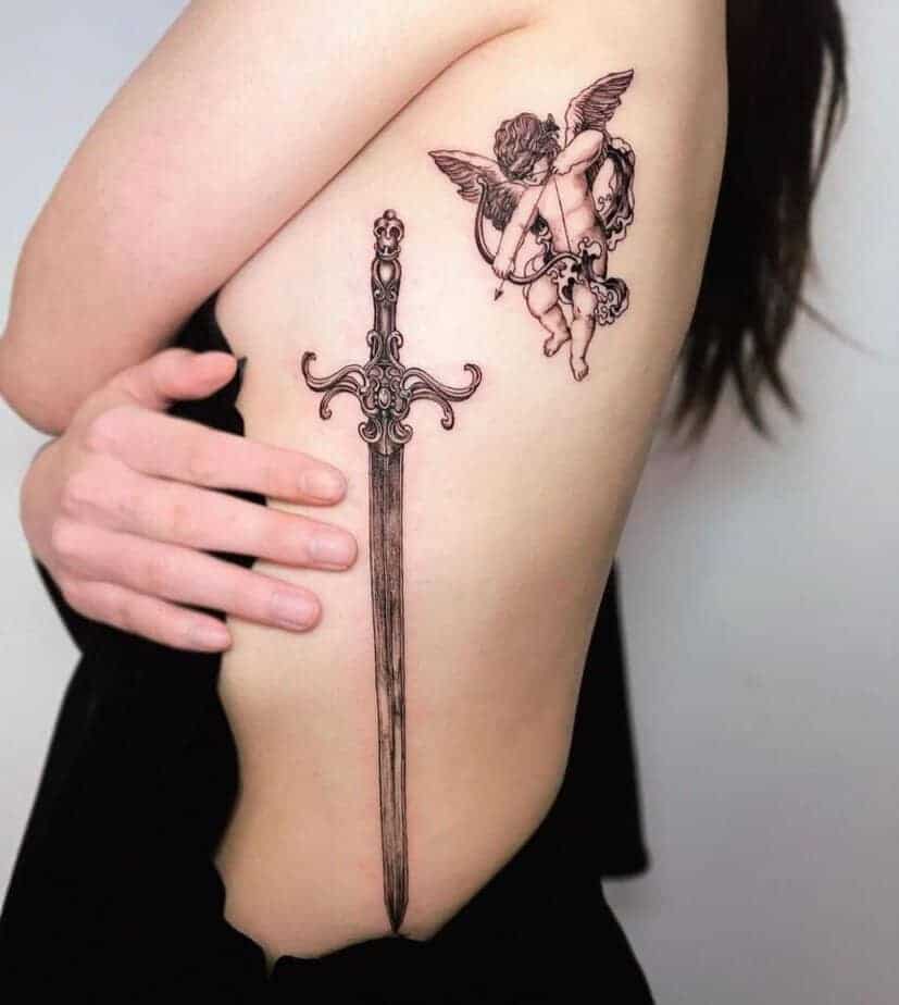 23. Ein Tattoo mit einem antiken Schwert und einem Engel auf der Seite des Bauches