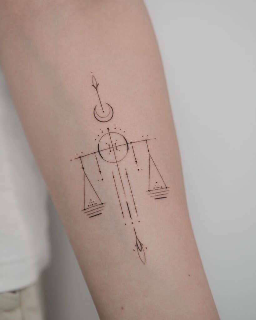 9. Ein geometrisches Tattoo der Waage auf dem Arm