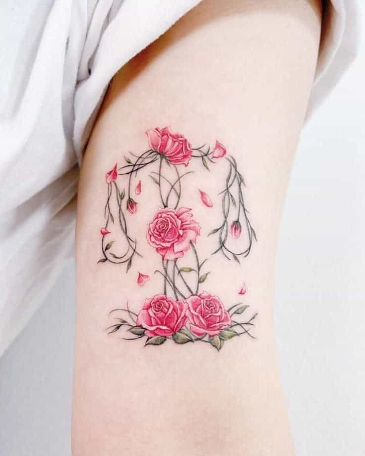 10. Ein Waage-Tattoo, das aus Rosen gemacht ist