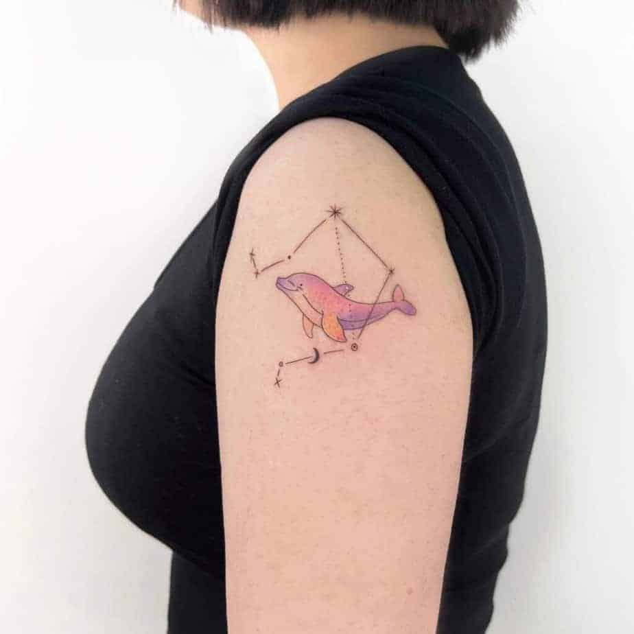 12. Ein Waage-Sternbild-Tattoo mit einem Delfin