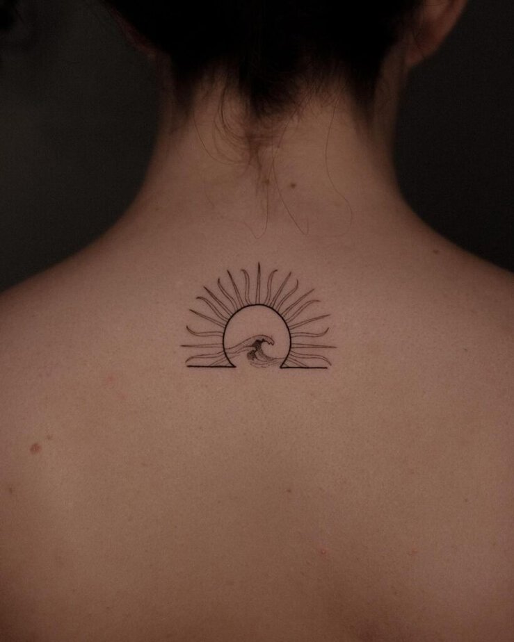 16. Ein Sonne-Waage-Tattoo auf dem Rücken