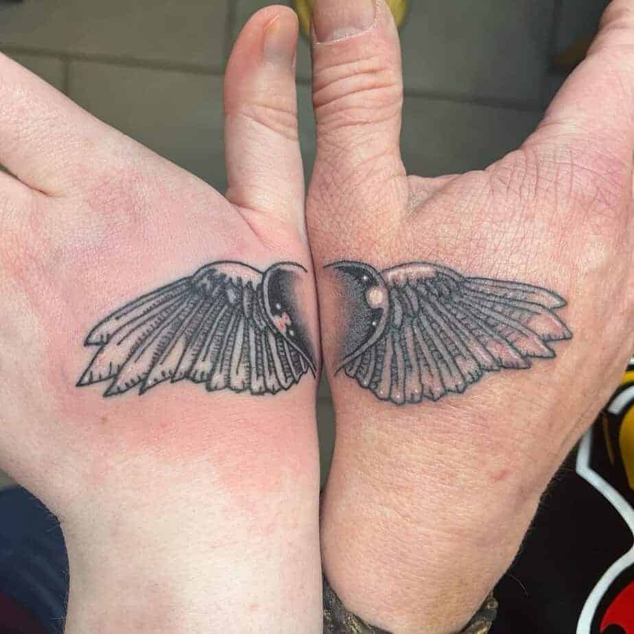 13. Passende geflügelte Herzen als Hand-Tattoo