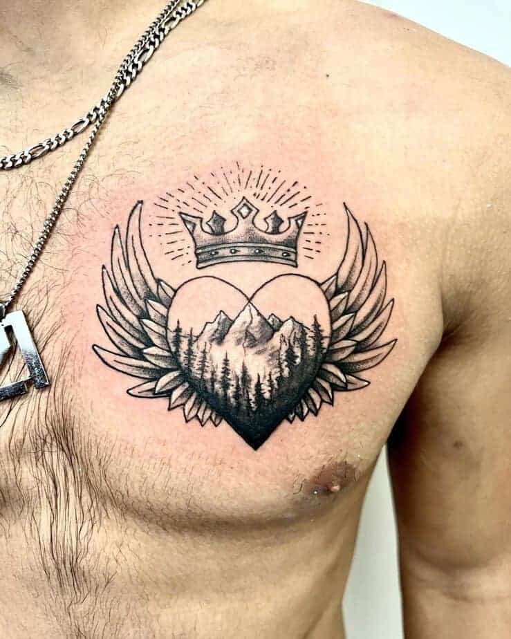 15. Gekröntes Herz mit Flügeln und Landschafts-Tattoo