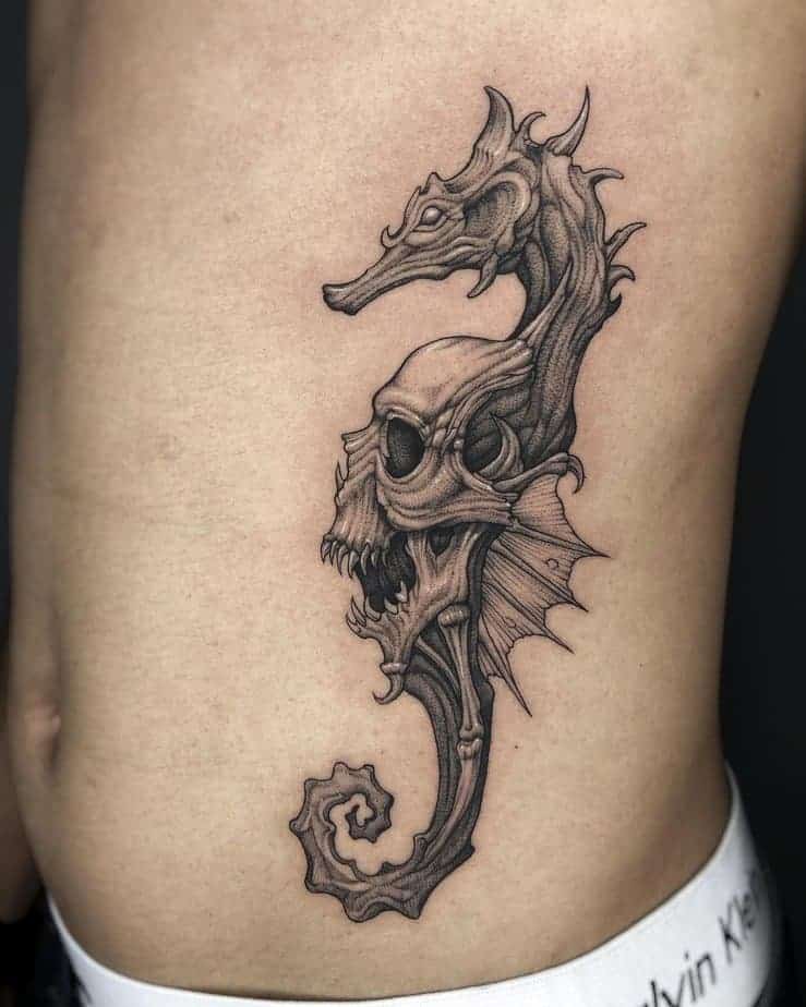 8. Dunkles Fantasy-Seepferdchen-Tattoo