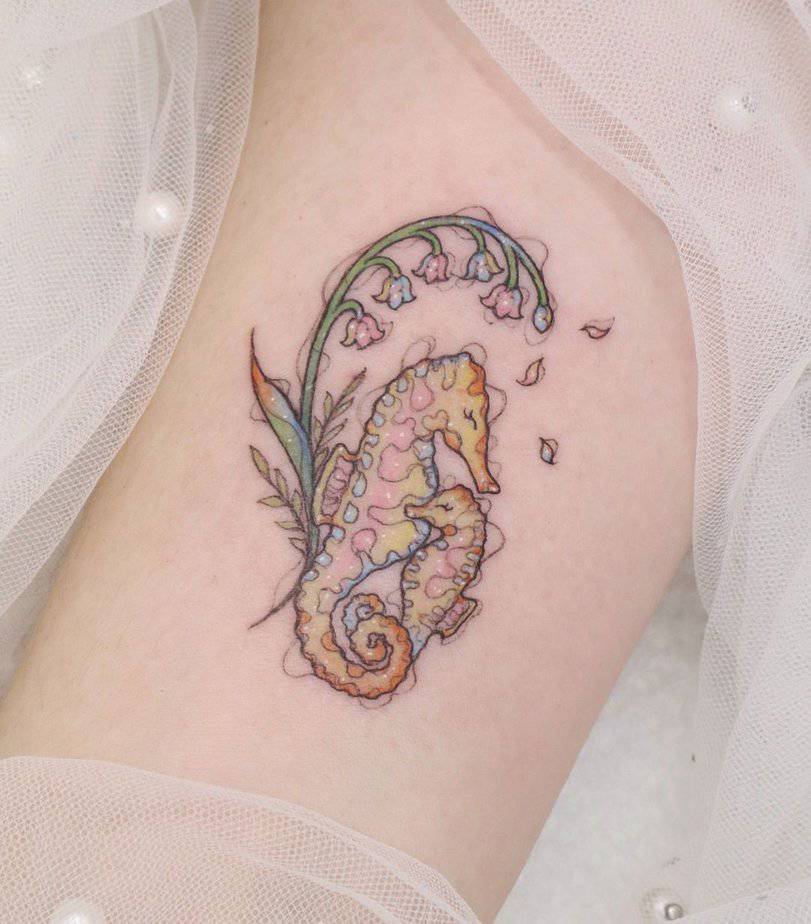 16. Pastellfarbenes Seepferdchen-Tattoo mit Blumen