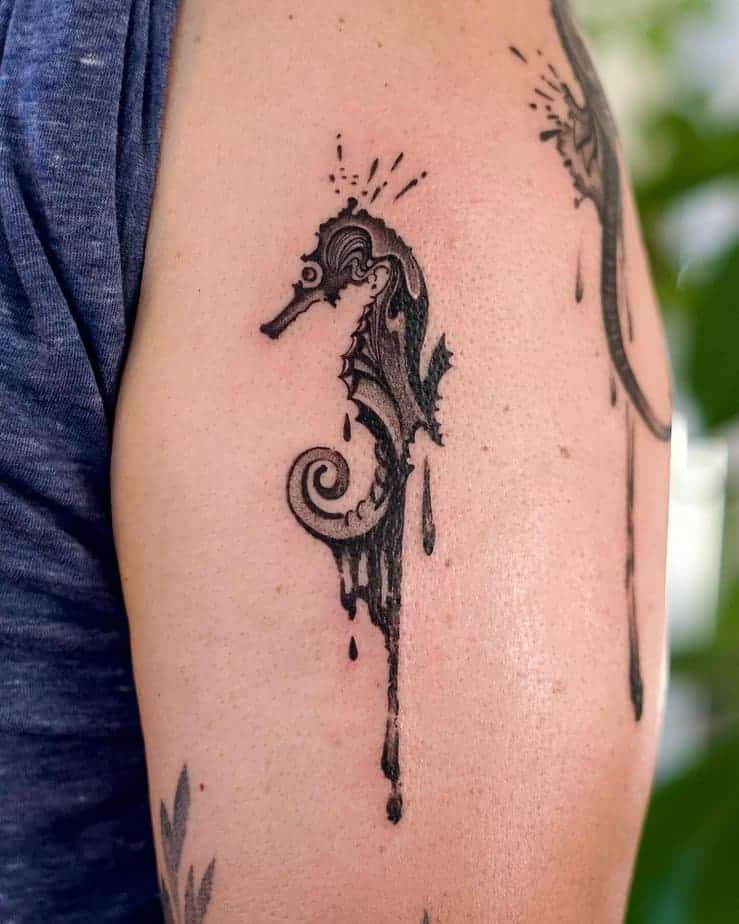 20. Tropfendes schwarzes Seepferdchen-Tattoo