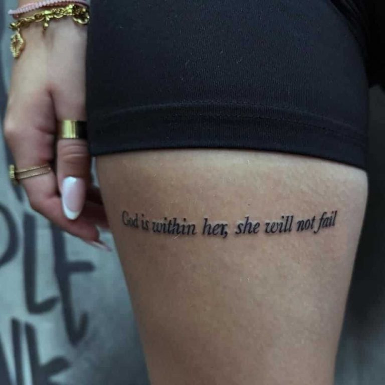 Stilvolle Oberschenkel Tattoo Schrift Ebenbild