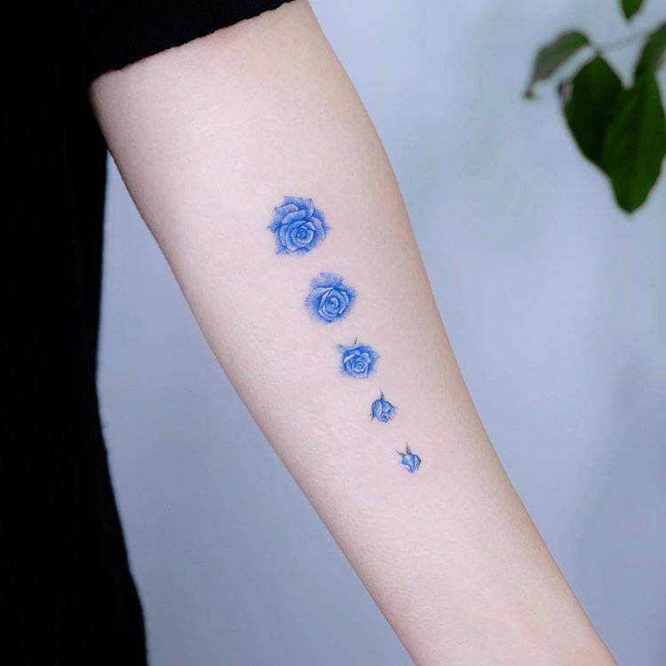 14. Blühende blaue Rose - Tattoo