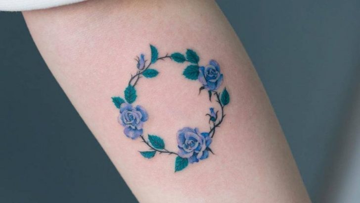 18 Einzigartige blaue Rosen-Tattoos, die blühen und leuchten