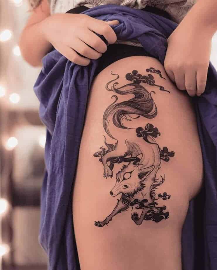 14. Okami-Tattoo auf der Hüfte