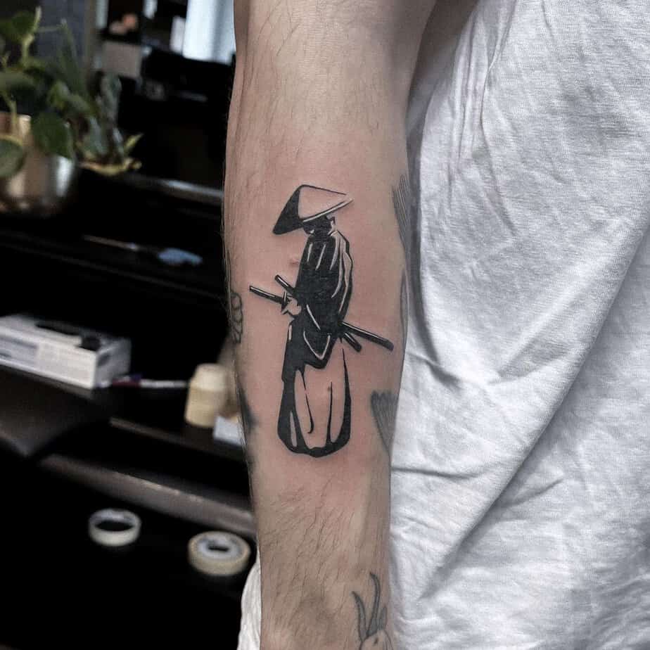 1. Ronin-Tattoo auf dem Unterarm