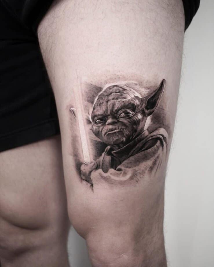 9. Ein Yoda-Tattoo auf dem Oberschenkel