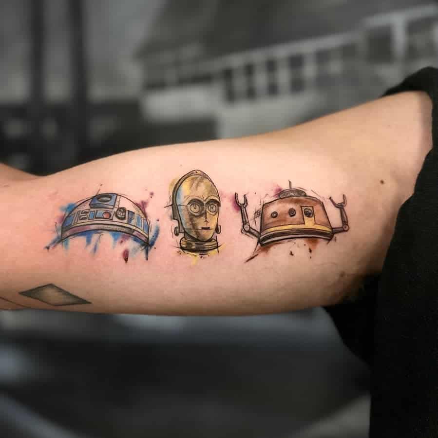 18. Ein Star Wars Droiden-Tattoo auf dem Arm