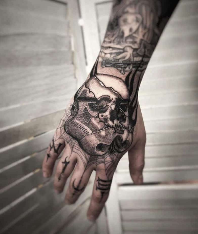 4. Ein Stormtrooper-Totenkopf-Tattoo auf der Hand