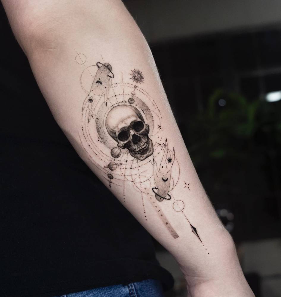 17. Totenkopf und Universum Tattoo