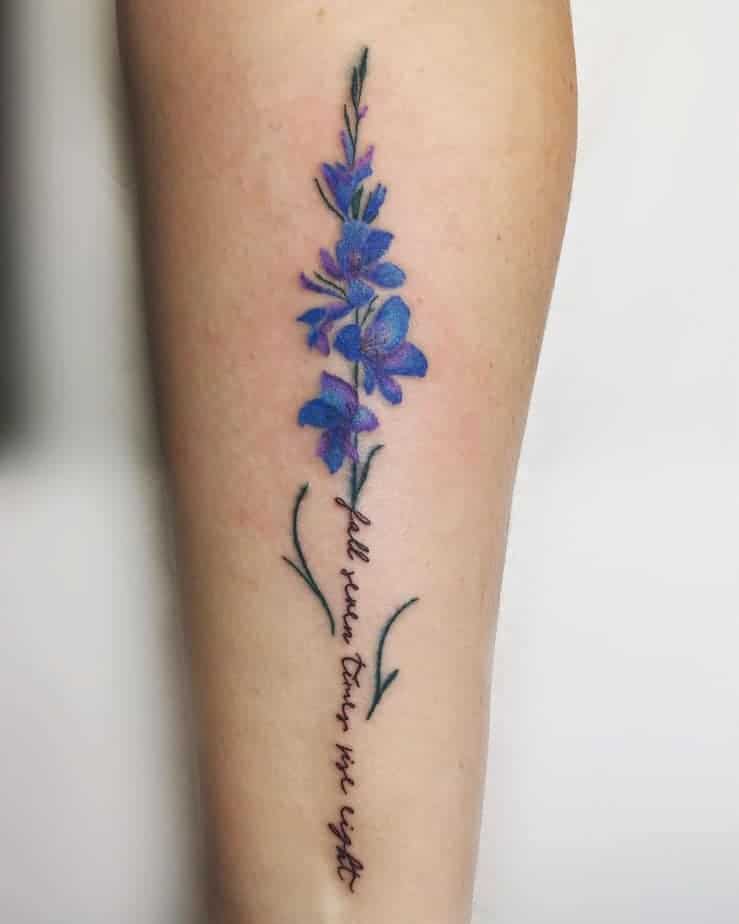 7. Lebendige blaue Gladiole mit Schrift