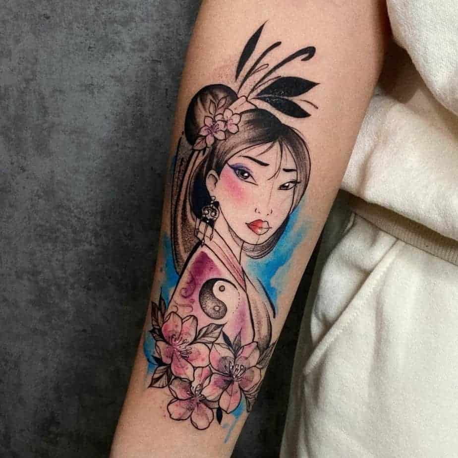 18. Florales Mulan-Tattoo mit Yin-Yang-Symbol