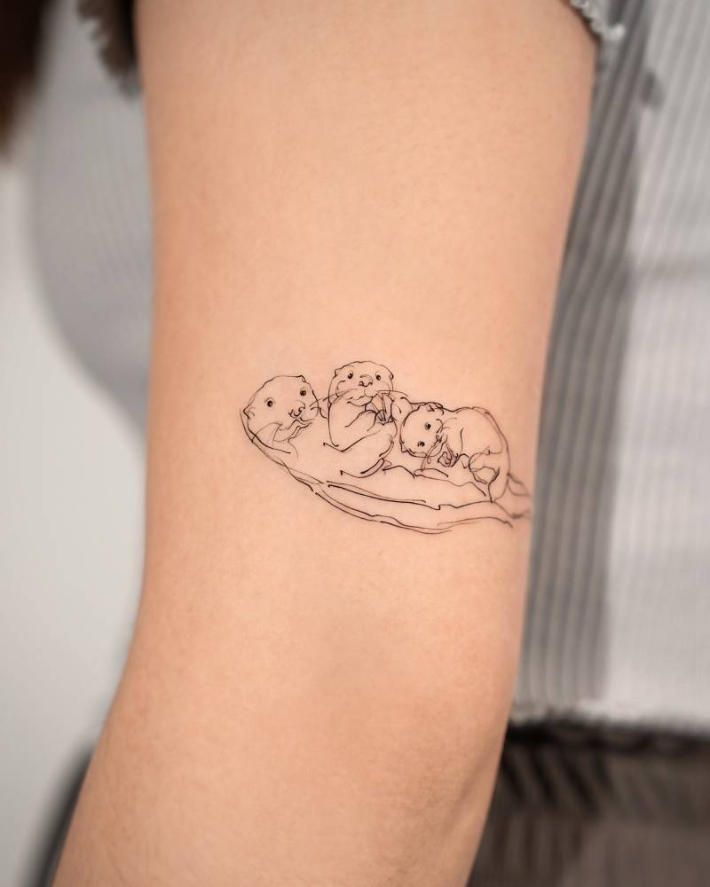 1. Otterfamilie kuschelt auf deinem Arm