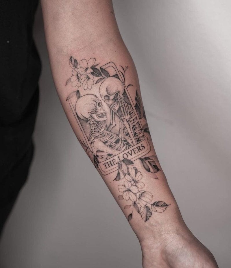 7. Die Liebenden Tarotkarten Tattoo auf dem Unterarm