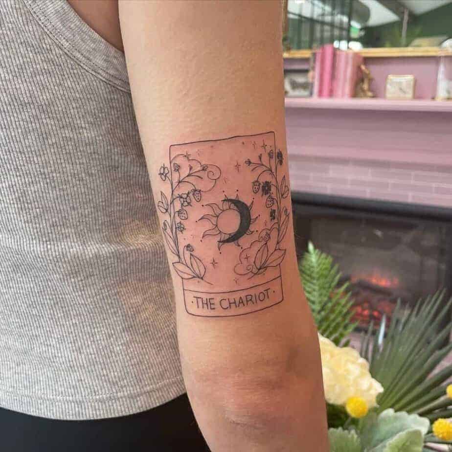 10. Das Chariot-Tarotkarten-Tattoo auf der Rückseite des Arms