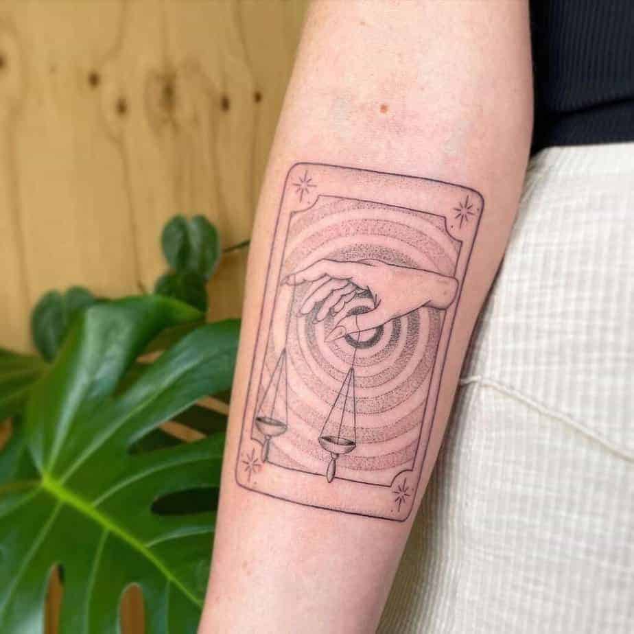 15. Ein Tarotkarten-Tattoo auf dem Unterarm