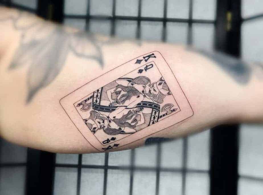 17. Ein Tattoo mit den Karten König und Königin auf der Innenseite des Arms