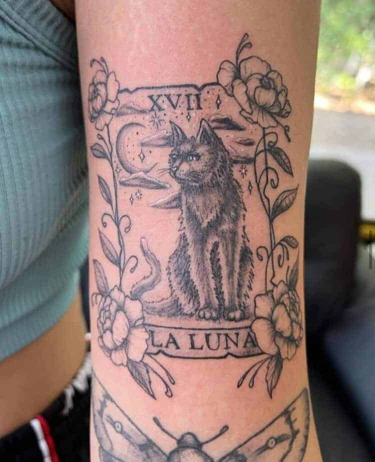 19. La Luna Tarotkarten-Tattoo auf dem Bizeps