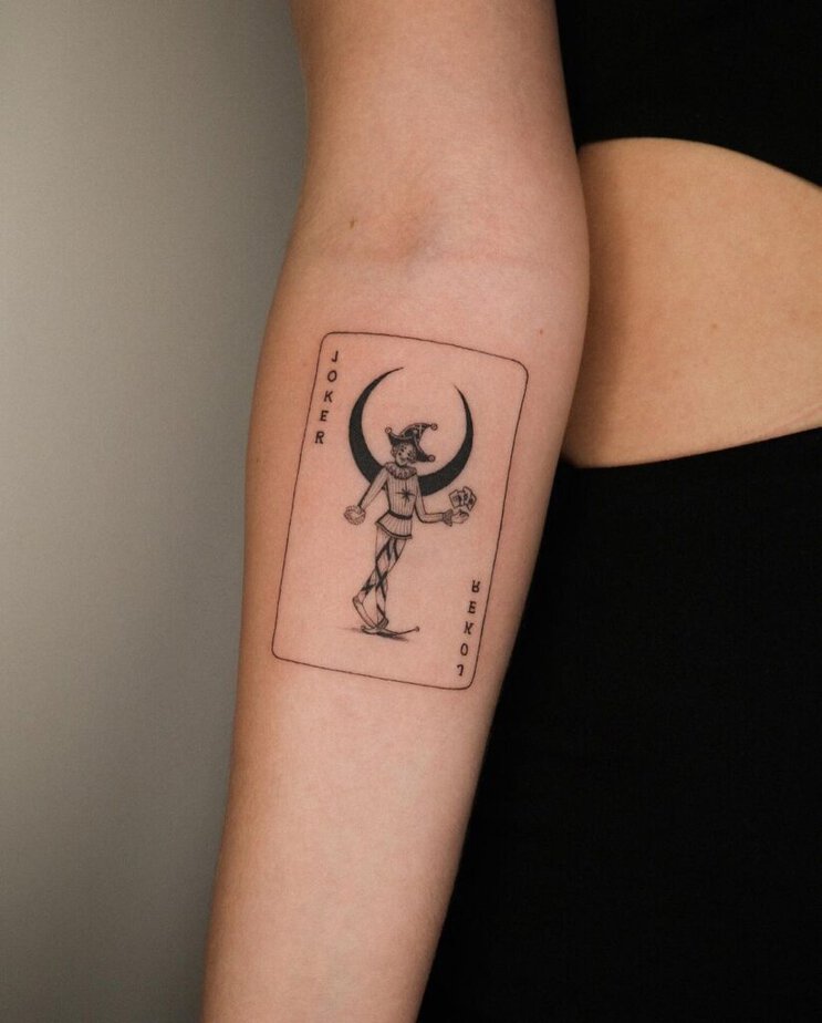 1. Ein Jokerkarten-Tattoo auf der Rückseite des Unterarms