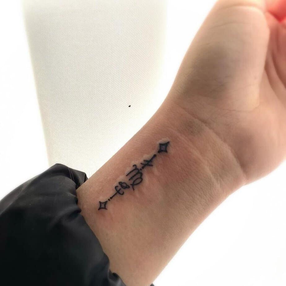 7. Ein kleines und einfaches JUNGFRAU-Tattoo am Handgelenk